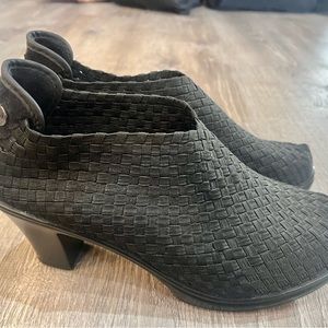 Bernie Mev Cheska Pump